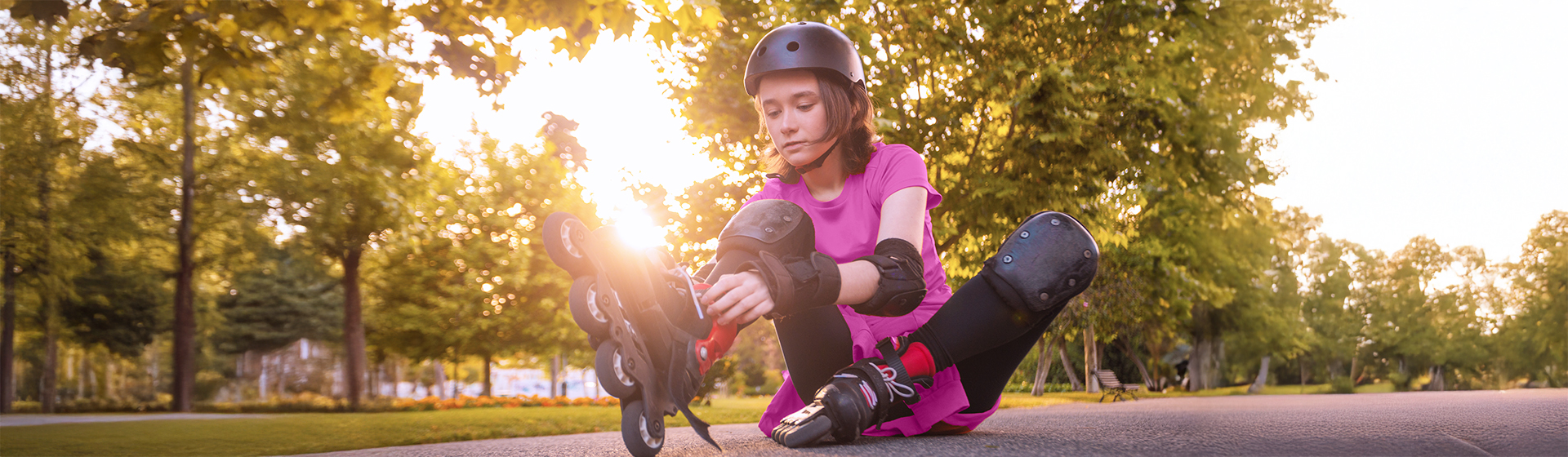 Mädchen zieht sich Inline Skates an